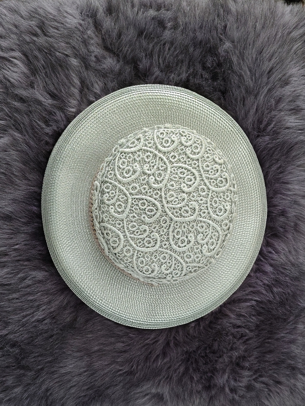 Elegant Women's Lace-Detail Straw Hat in Light Silver